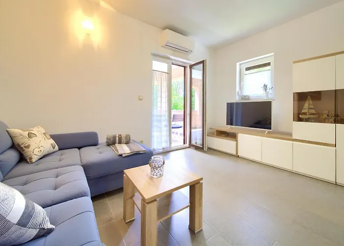 Oak Meadow Apartment *