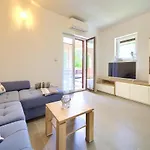 Oak Meadow Apartment *