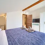 Oak Meadow Apartment